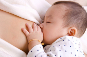 Cho bé bú đúng cách và thường xuyên sẽ giúp mẹ đều sữa hơn