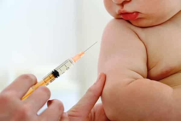 Tiêm vắc-xin cho trẻ đúng thời điểm không chỉ bảo vệ con bạn mà bạn đã giúp bảo vệ bạn bè, gia đình và người dân xung quanh