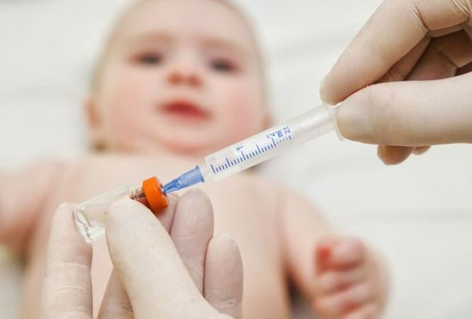 Đưa trẻ đi tiêm ngừa đầy đủ, đúng lịch các loại vắc-xin phù hợp theo lứa tuổi sẽ tạo cho cơ thể trẻ một sức đề kháng tốt