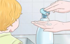 Chỉ cho trẻ cách nhấn vòi của dung dịch rửa tay