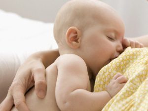 Cho trẻ bú sữa non ngay sau khi sinh đề phòng ngừa vàng da.