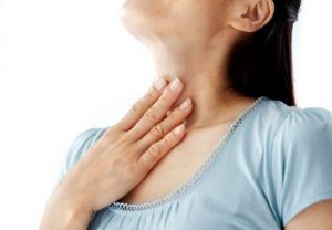 Người bị trào ngược dạ dày có thể bị đau tức ngực thượng vị, buồn nôn và nôn