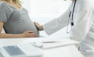 Mẹ bầu cần theo dõi sức khỏe thai kỳ thường xuyên, khám thai định kỳ để đảm bảo sức khỏe của thai nhi