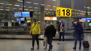 Sân bay Schiphol ở Hà Lan, nơi phát hiện ra 61 người bay về từ Nam Phi mắc COVID-19. Ảnh: Reuters