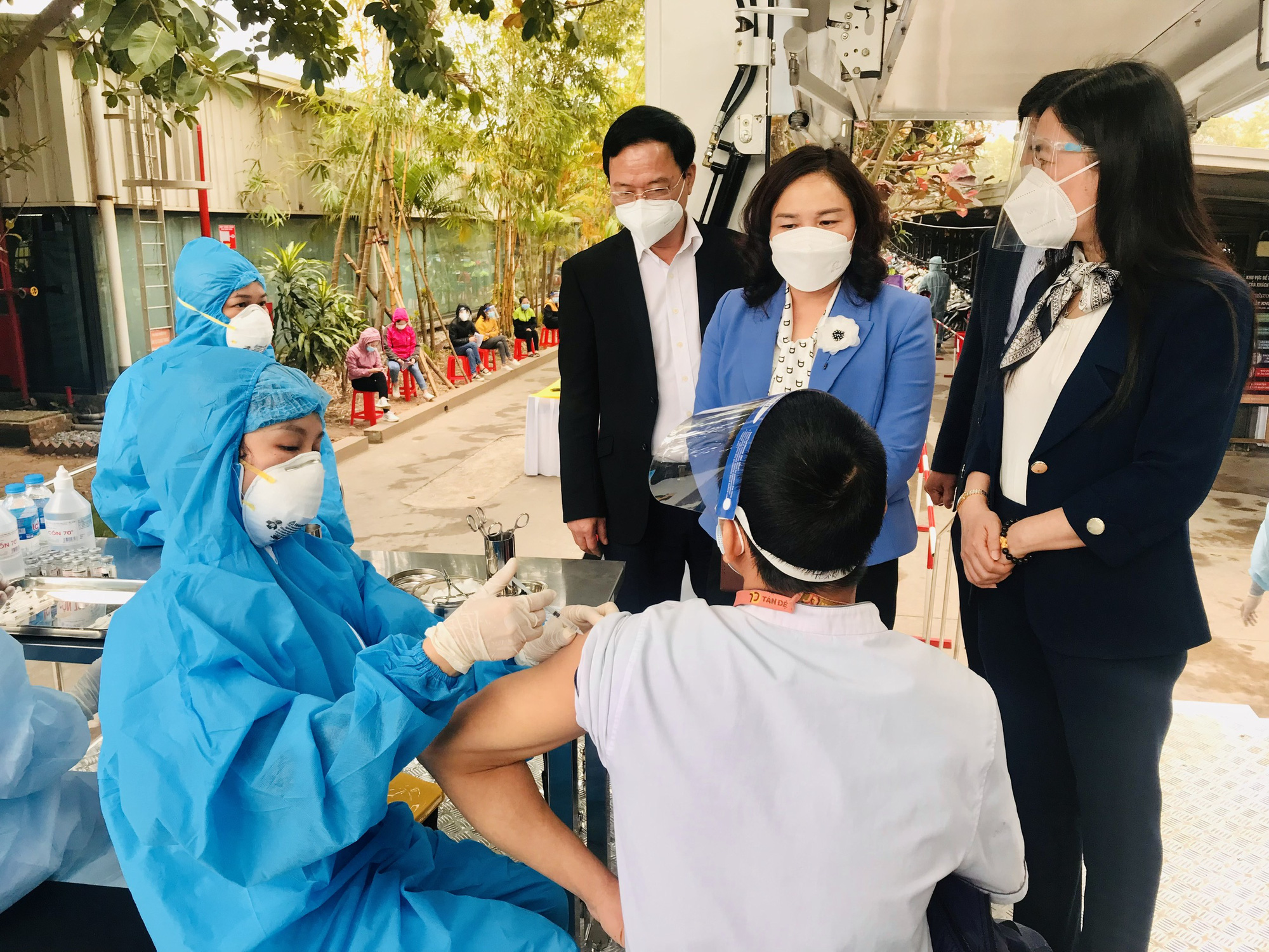 PGS.TS Dương Thị Hồng (áo xanh)- Phó Viện trưởng Viện Vệ sinh dịch tễ TW kiểm tra công tác tiêm vaccine phòng COVID-19 tại tỉnh Thái Bình. Ảnh: Thái Bình